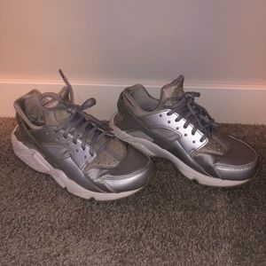 Nike huaraches silver grey sneakers